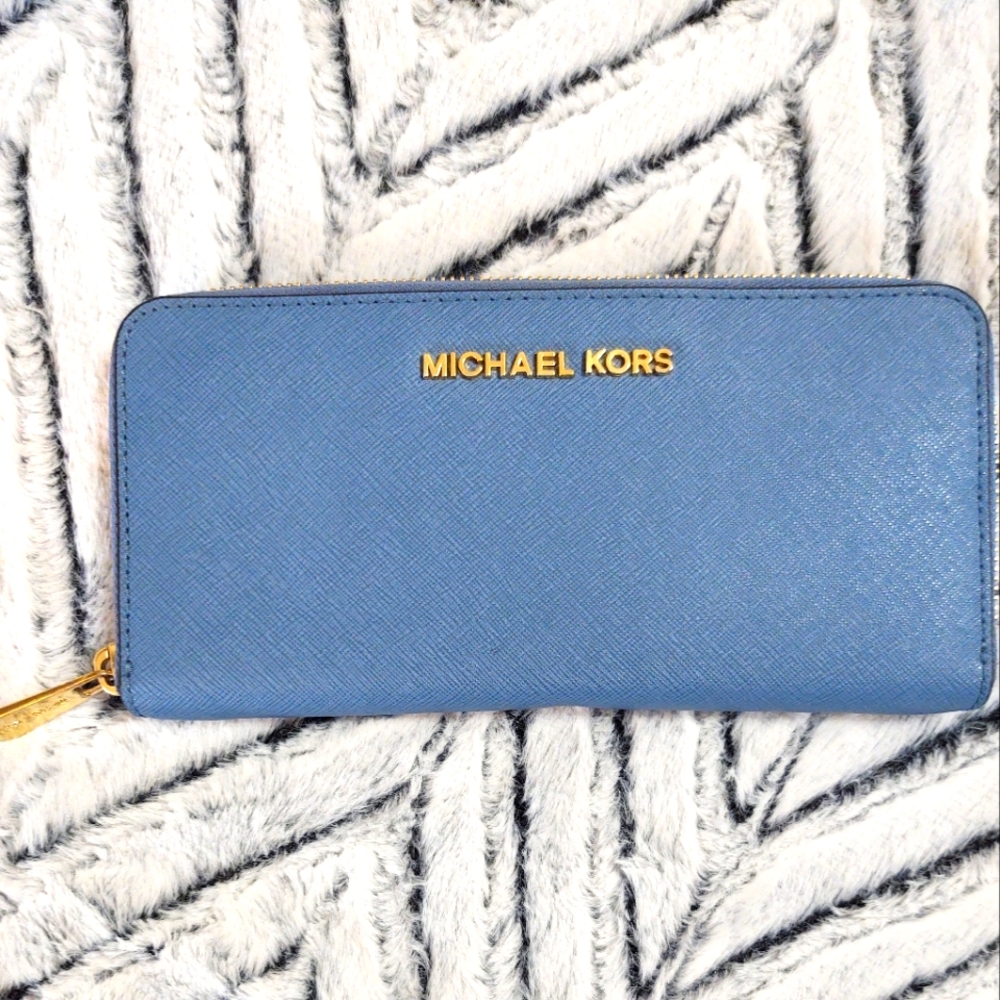 Michael kors zip wallet AUTHENTIC